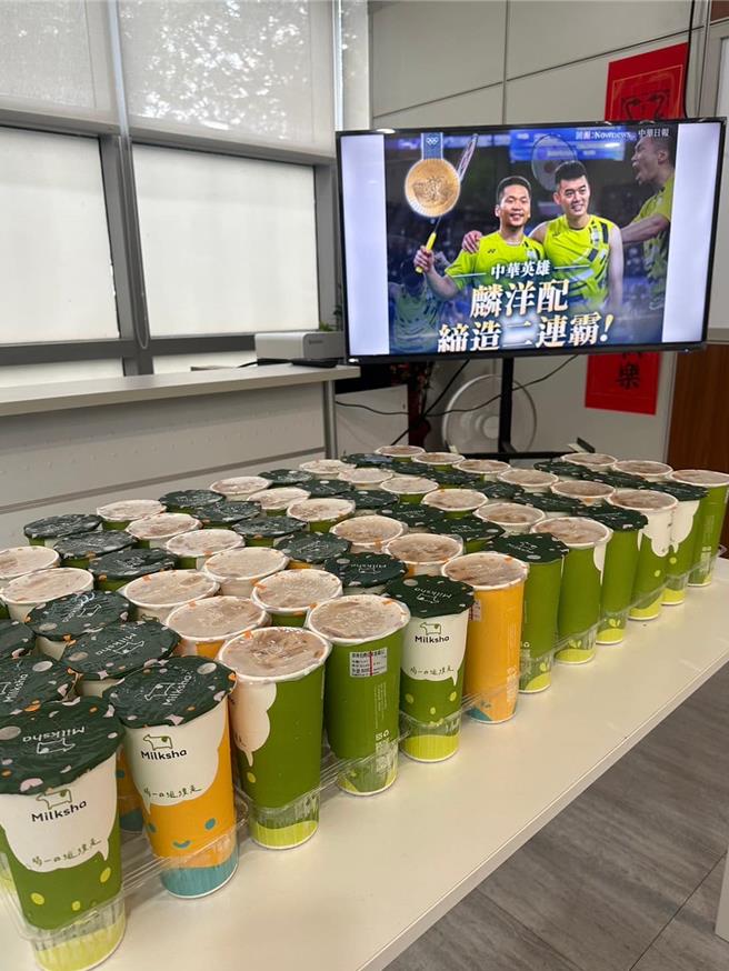 桃園市議員凌濤在麟洋配摘金時，送出100杯珍奶，今晨林郁婷完勝奪冠，凌濤宣布再發200杯珍奶。(凌濤提供／蔡依珍桃園傳真)