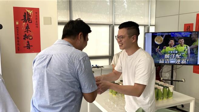 桃園市議員凌濤在麟洋配摘金時，送出100杯珍奶，今晨林郁婷完勝奪冠，凌濤宣布再發200杯珍奶。(凌濤提供／蔡依珍桃園傳真)