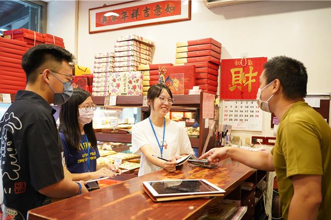 新竹市政府推出「創新竹跡」舊城設計思考營，即日起至8月18日止開放報名。圖為去年學員至合作店家實地探訪。（新竹市政府提供／王惠慧新竹傳真）