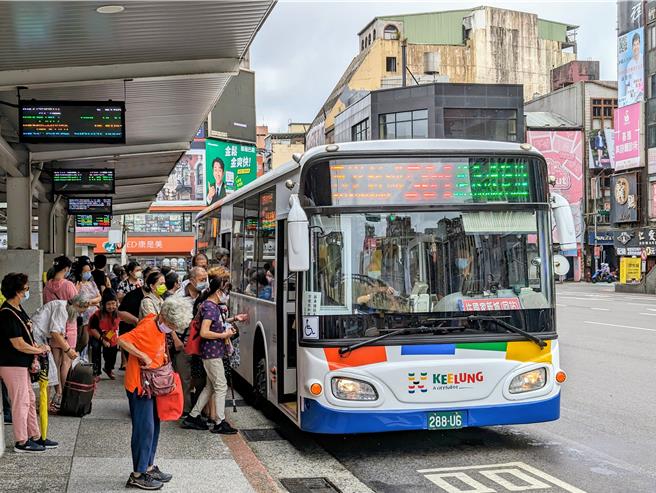 基隆市公车持续亏损，基隆市审计室建议市府检讨营运路线开源节流。（张志康摄）