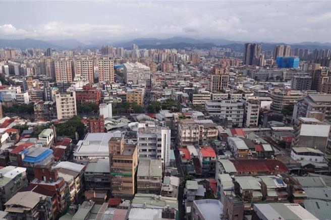 台北市老屋占全市比例超过70％，伴随高龄化趋势，有许多行动不便年长者住在没电梯的老公寓。北市都更处祭出「老旧建筑物增设电梯」补助，每座电梯补助总工程经费60％，上限300万元，针对都更整建或维护策略地区，补助总工程经费提升至80％，上限480万元。（本报资料照片）