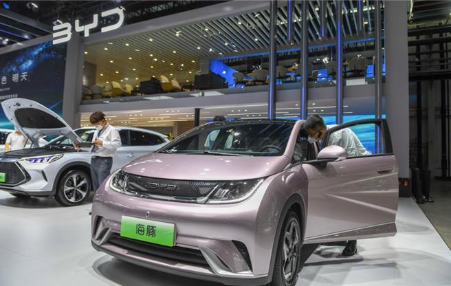 大陆新能源汽车井喷，保有量破2400万，充电站建设紧跟步伐。（新华社）