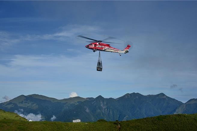 黑鹰直升机最大可吊运3628公斤货物。（空勤总队提供）