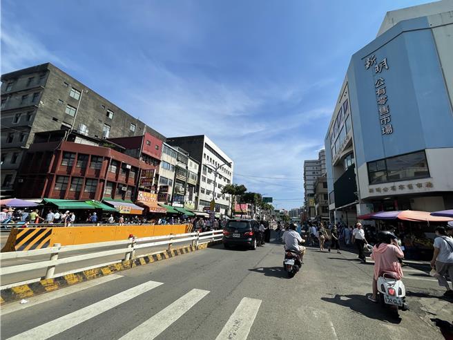 桃园市政府展现铁腕手段整顿中坜区新明市场，大动作取缔交通违规及占用道路摊商，审计处点名除新明市场外，全市共有8处公有零售市场有外围摊商影响合法摊商营业情形，经发局则说将逐步检讨。（吕筱蝉摄）