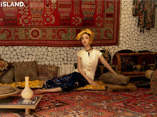 林依晨到新疆拍攝雜誌封面，嘗試不同風格的造型。（《島iSAND》提供）