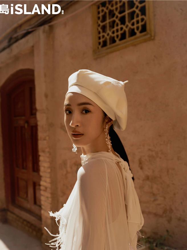 林依晨到新疆拍攝雜誌封面，漫步喀什古城。（《島iSAND》提供）