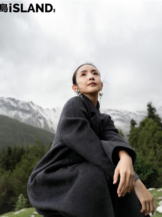 林依晨到新疆拍攝，雪山也入鏡。（《島iSAND》提供）