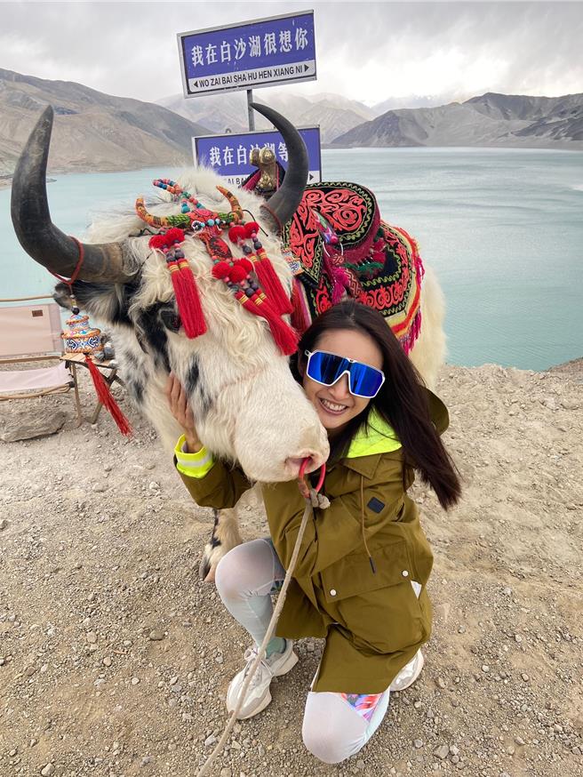 林依晨到新疆拍攝雜誌封面，順便走訪白沙湖。（周子娛樂提供）