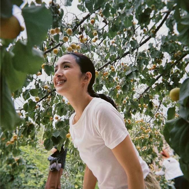 林依晨在新疆感受自然人文風情。（周子娛樂提供）