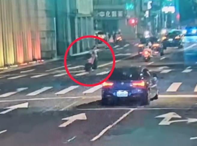 看护工闯红灯跨越行人穿越道 ，通缉犯身分意外曝光。(李文正翻摄)