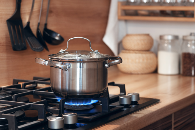 医师提醒重復加热食物，一定要加水稀释，以免越煮越咸，伤血管又伤肾。（示意图，Shutterstock／达志）