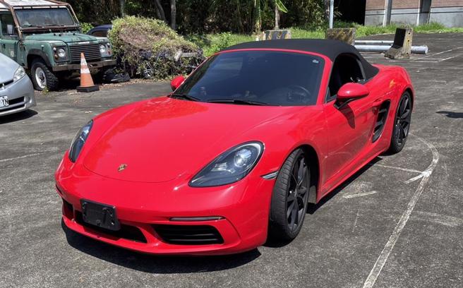 今紅色保時捷跑車遇警攔檢時不服，還加速逃逸。（國九隊提供／吳佩蓉宜蘭傳真）