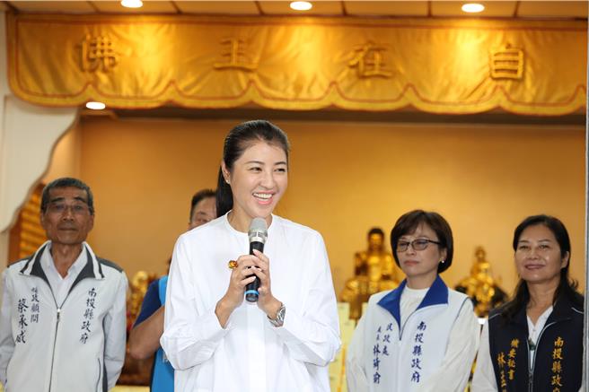 南投县长许淑华于11日，连赶2场吉祥月祈福活动，她并祈愿社会长久平安、风调雨顺。（照片由南投县政府提供）。