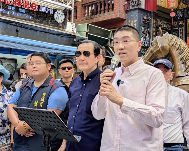 前總統馬英九（前中）11日下午赴基隆奠濟宮上香，並為基隆市長謝國樑宣講，要求民眾要站出來投下不同意罷免票。（張志康攝）