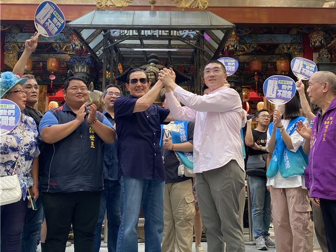 前總統馬英九（前右3）與基隆市長謝國樑（前右2）再度緊握雙手，謝國樑表示，這是「勝利之握」。（張志康攝）