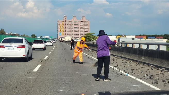 凤屏工务段到场协助排除。（翻摄照片／洪靖宜高雄传真）