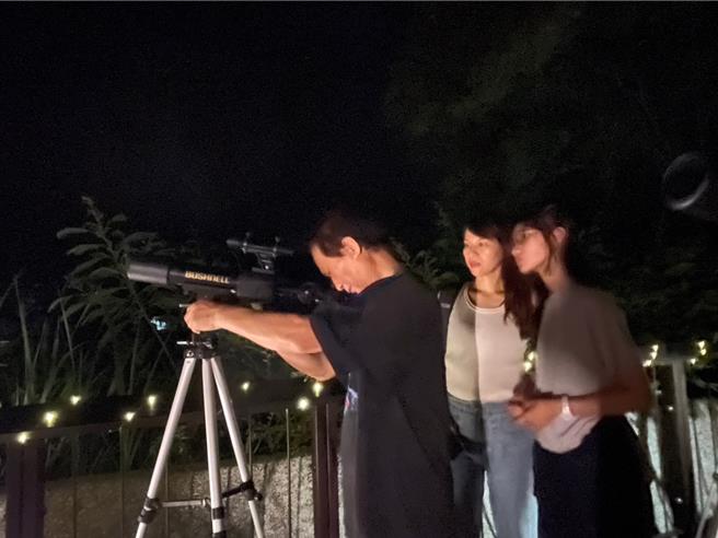 桃園市風景管理處繼七夕情人節推出「流星雨之夜─追星夢」活動廣受好評，特別增開8月12日及8月13日兩場觀星活動。(觀旅局提供／蔡依珍桃園傳真)