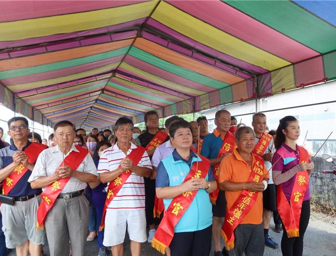 彰化縣田尾鄉舉行八堡圳祭，由鄉長許淑美（右3）擔任主祭，她表示，祭典除了祈求平安，也有飲水思源之意。（葉靜美攝）