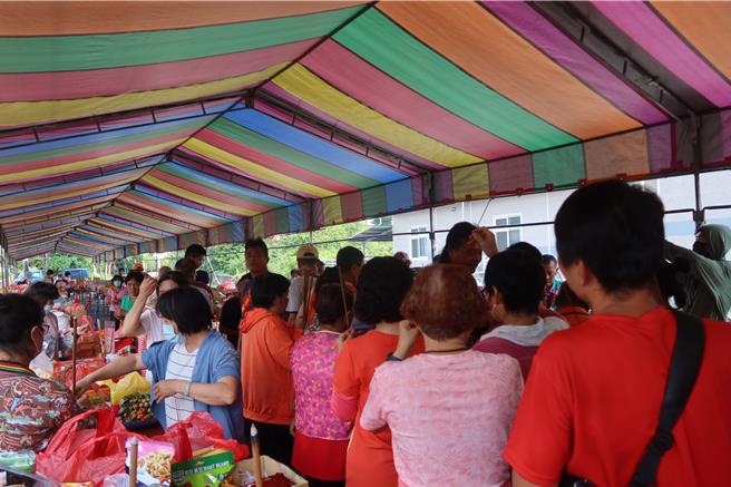 彰化縣田尾鄉北鎮、睦宜、新生等村村民，每年在農曆7月8日這天，都會舉行八堡圳祭，準備牲禮、鮮花、素果，沿著八堡圳岸邊擺桌普渡祭拜。（葉靜美攝）