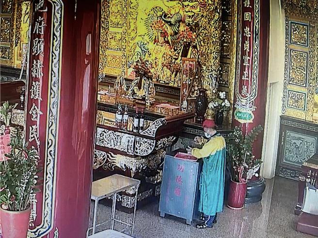 曾男穿雨衣拜拜引人注意，被查到偷香油錢。（廟方提供／羅琦文屏東傳真）