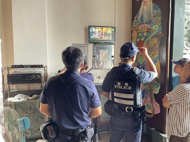 警方獲報前往處理香油錢失竊案。（警方提供／羅琦文屏東傳真）