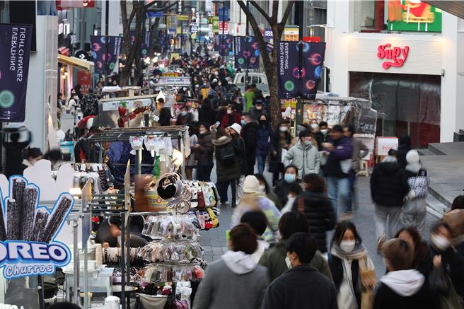 韩国首尔知名商业区明洞（图／路透社）