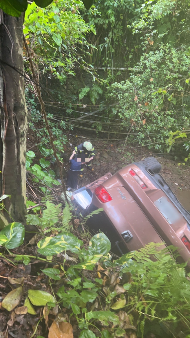 休旅车车头朝下，直坠5米深山沟，人员救出后送医。（黄仲瑜翻摄）