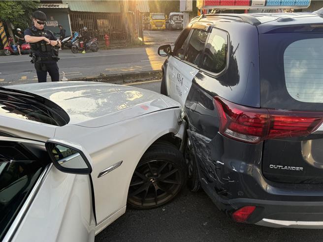 警車車身遭撞擊凹陷。（翻攝照片／高雄洪靖宜傳真）