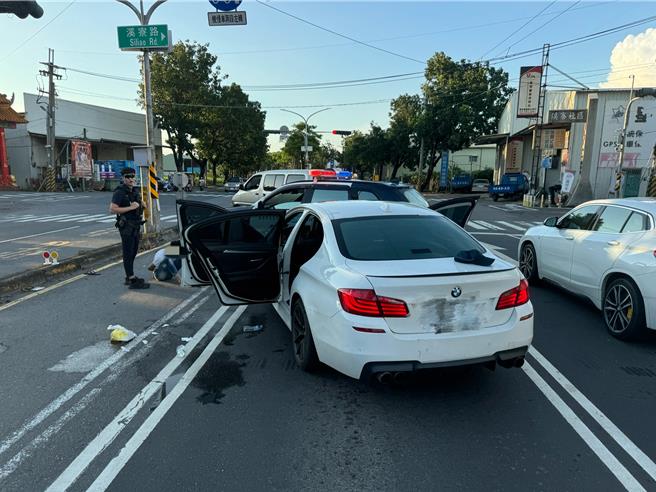 警車車身遭撞擊凹陷。（翻攝照片／高雄洪靖宜傳真）