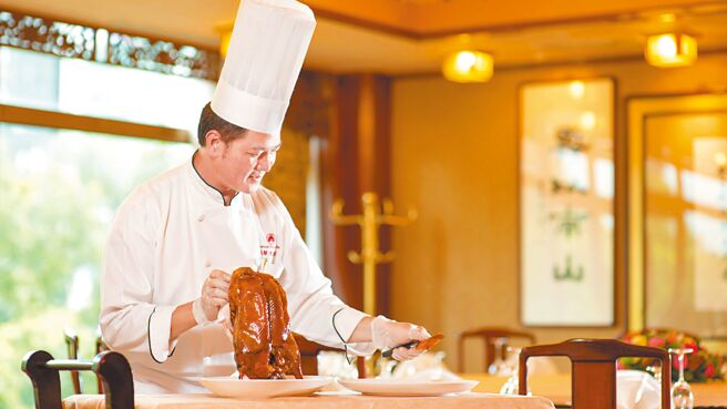 台北福華大飯店，推四人同行「台北城旅慢食二日遊」，四十年經典中餐廳合菜再加自助早餐吃到飽，一泊二食每人3,000元，江南春烤鴨六吃、珍珠坊道地港點、蓬萊邨名人私房台菜任君選擇。圖／台北福華提供