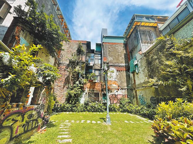 「延平201」三面被红砖墙包围，认养单位台北市至善堂又是日据时期大龙峒区长、大同区重要仕绅黄玉阶创立，施瑛雪计画加入人文、歷史连结，打造成行动展演场所，倡议绿色生态。（刘彦宜摄）