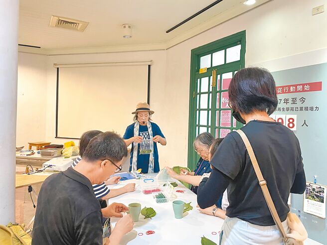 「延平201」目前成功种植大菁，杜季勋也运用大菁的叶子做蓝染，并与住户动手体验。（刘彦宜摄）
