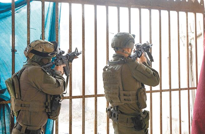 图为2024年3月以军在与哈玛斯持续衝突的情况下在迦萨走廊执行任务。（路透）