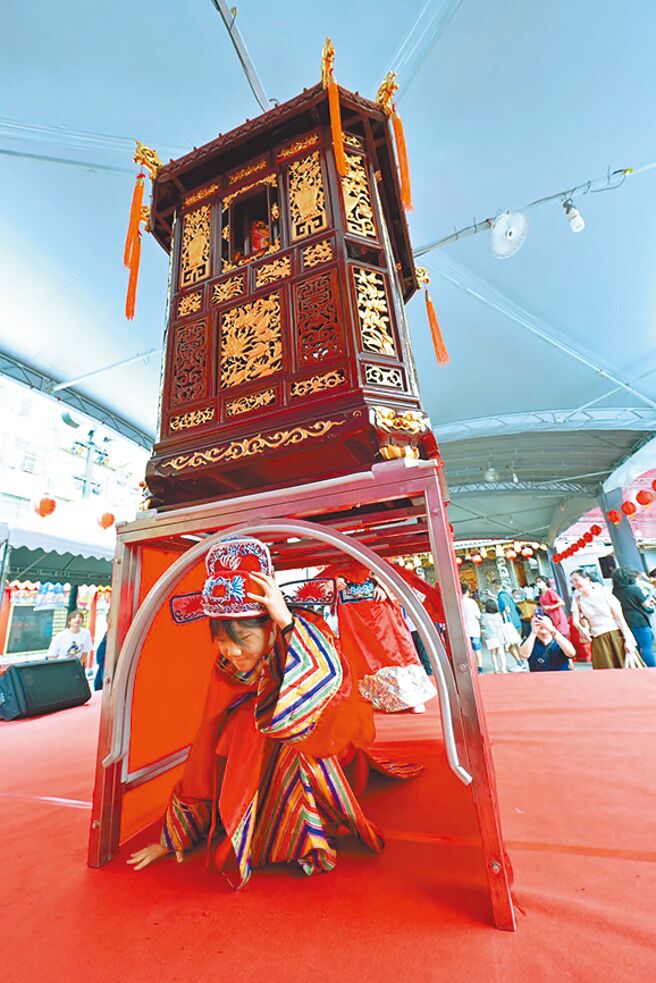 桃園景福宮10日上午舉辦「喜迎16歲、歡喜轉大人」桃園市2024成年禮，吸引超過200多位學子報名參加，學生也循古禮鑽轎腳。（景福宮提供／賴佑維桃園傳真）