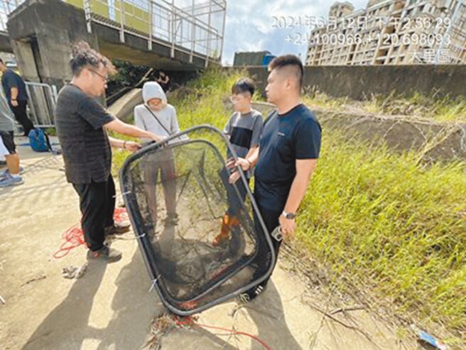 台中市环保局在头汴坑溪架设2处「哨兵鱼」监测站，透过在鱼笼饲养当地鱼种的方式，盼厘清造成死鱼原因。（台中市府提供／林欣仪台中传真）
