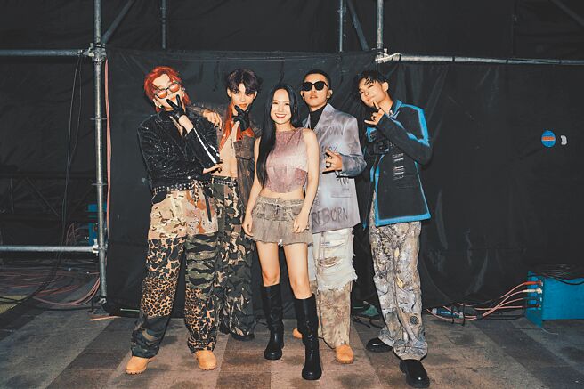 男团「U:NUS」10日在台中开唱，邀师姊孙盛希（中）担任嘉宾默契对唱。（滚石唱片提供）