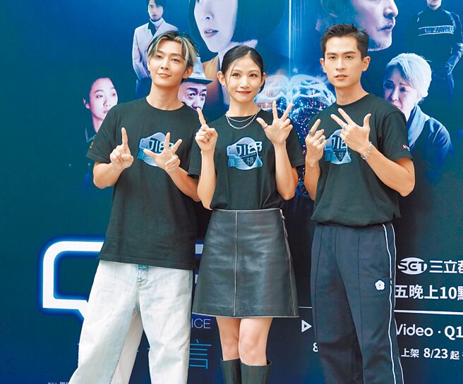 炎亞綸（左起）沉寂14個月，10日和李千娜、石知田為戲造勢。（羅永銘攝）