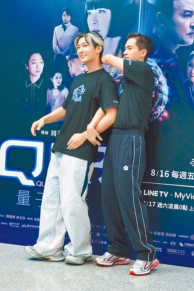 石知田（右）10日在記者會上幫炎亞綸按摩肩頸。（羅永銘攝）