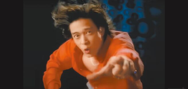 陳曉東在〈心理遊戲〉MV中，祭出電風扇吹頭髮的招數令歌迷難忘。（截自YouTube）