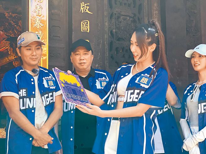 檸檬（右）很開心可以跟偶像王仁甫一起錄影，中間為趙正平。（中視提供）