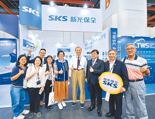 新光保全参与高龄健康产业博览会，新北市社会局长李美珍（左五起）、新光医院院长侯胜茂、副院长洪子仁与新光保全营运长许博尧（左三）。（新光保全提供）