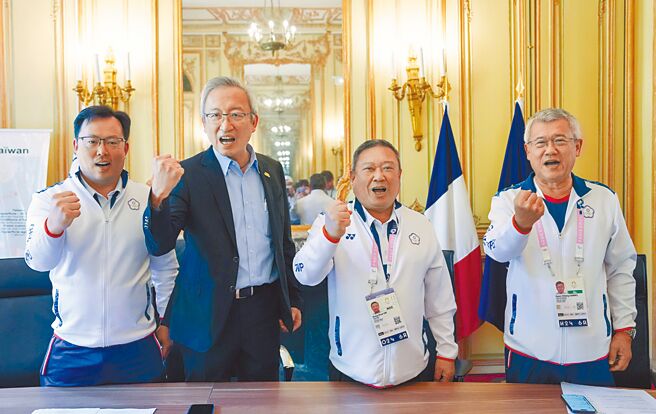 體育署長鄭世忠（左起）、駐法大使吳志中、中華奧會主席林鴻道、巴黎奧運中華代表團總領隊張煥禎在記者會力挺林郁婷的參賽資格。（中華奧會提供）