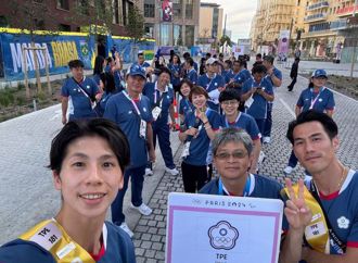 巴黎奧運》閉幕式中華隊繞世界地圖進場  掌旗官林郁婷IG露齒秀合照