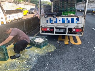 貨車繩索斷裂毀上百顆雞蛋 路面濕滑害騎士慘「犁田」