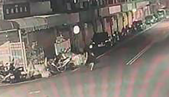 遭围捕竟连轰6枪害1警中弹 通缉男逃逸画面曝光