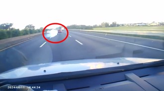 國道遇內線烏龜超車　大腳一踩！居然噴發「魔法攻擊」