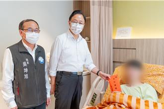 楊梅警圍捕犯嫌中彈 張善政醫院探視致贈慰問金