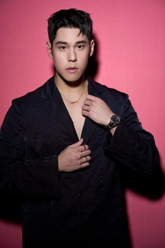 周予天影歌雙棲忙翻　戴蕭邦腕表精準計時