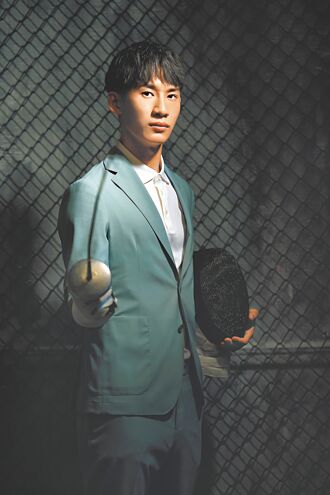 陳弈通 著正裝展魅力