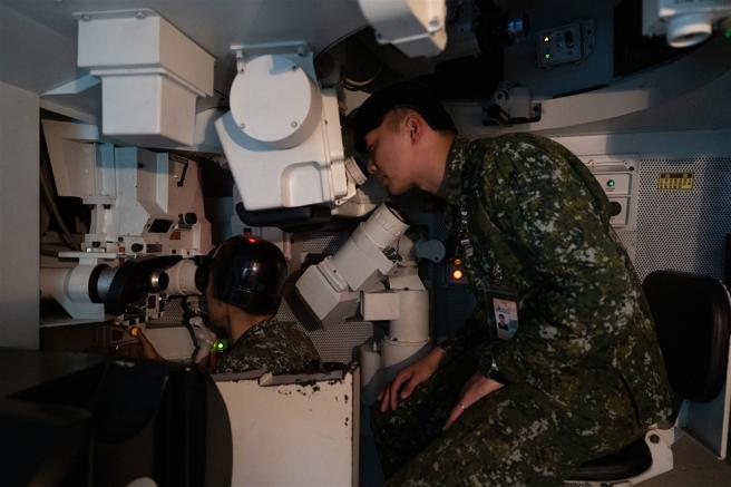 透過模擬器實際操作，在各式地形場景、不同的晨昏與天候變化的模擬情境中，實施多項訓練或對抗，測驗合格後才能進階到實車練習。（本報資料照片）